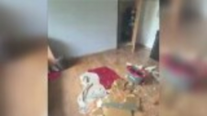 Cum au ajuns zeci de familii din Bihor să trăiască într-un bloc fără acoperiș, după vijeliile recente. Gafa muncitorilor
