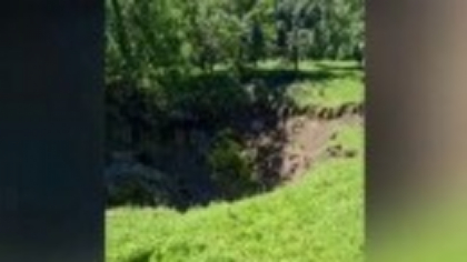 Un crater uriaș a apărut brusc în Maramureș. Localnici din zonă au fost evacuați