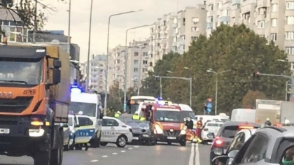Accident cumplit în Sectorul 4: O femeie de 35 de ani, lovită mortal de o mașină. Copilul pe care îl plimba în cărucior a fost transportat la spital
