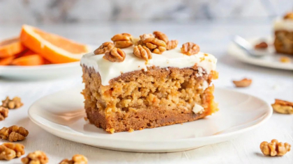 Rețetă pentru tortul perfect de morcovi cu glazură cremoasă de cheesecake și nuci pecan coapte