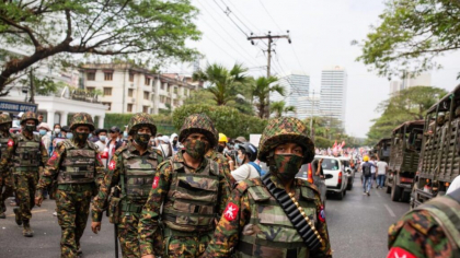 Represiune brutală în Myanmar: armata ucide civili cu bombe aruncate din paramotoare