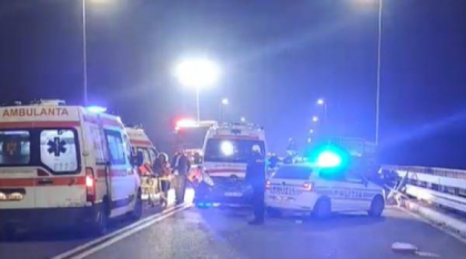 Doi adulți și doi copii, răniți după ce mașina lor s-a răsturnat pe A3 Turda-Gilău