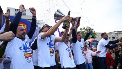 Fotbaliștii care i-au jignit oribil pe Nicușor Dan și pe alegătorii lui rămân fără primele de promovare