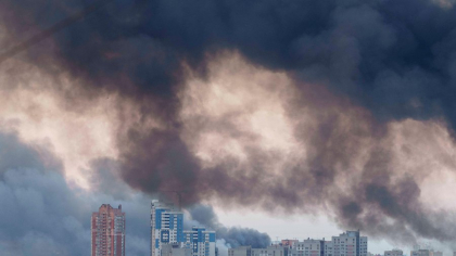 Noapte de teroare aeriană în Ucraina. Pasagerii unui tren internațional au fost evacuați de urgență din cauza exploziilor de muniție din regiunea Kiev
