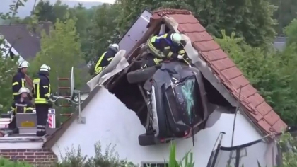 Accident bizar! Un șofer s-a înfipt cu mașina într-un acoperiș