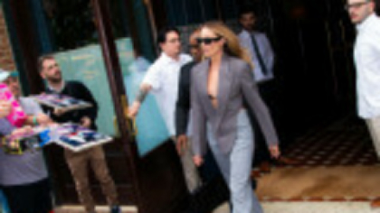 Margot Robbie revine în centrul atenției cu o ținută îndrăzneață pe străzile din New York. GALERIE FOTO