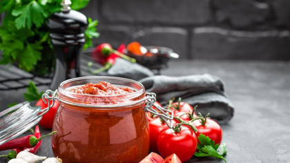 Ingredientul care te ajută să păstrezi bulionul de roșii peste iarnă. Costă doar un leu