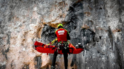 O femeie a fost prinsă sub doi bolovani, pe Valea Pietrele din Munţii Bucegi. Victima a fost preluată de un elicopter SMURD