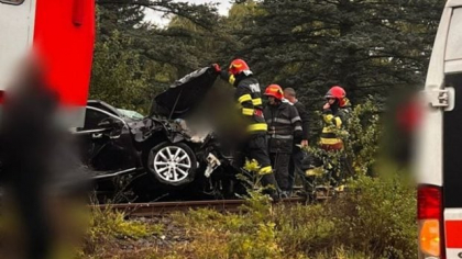 Trenul din Ploiești a lovit o mașină, la Vărbilău. Mașina e praf, cei 5 pasageri au reușit să scape
