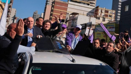 Milei, evacuat de urgență după ce protestatarii au atacat cu pietre mașina sa de campanie în Argentina