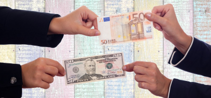 Dolarul se întărește în urma acordului comercial SUA-China. „La timp pentru a salva Crăciunul”, spun experții