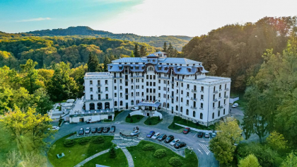 Cât costă să dormi în hotelul din România cu 365 de ferestre, cât zilele anului. Are un frate geamăn în Elveția
