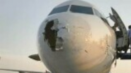 „Am crezut că este ultimul meu zbor”: Pasagerii povestesc experiența din avionul prins într-o furtună de grindină