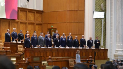 Parlamentarii AUR au părăsit ședința de plen, în semn de boicot: „Cinci vicepremieri, că nu vă mai satură Dumnezeu!” George Simion a recitat din Eminescu