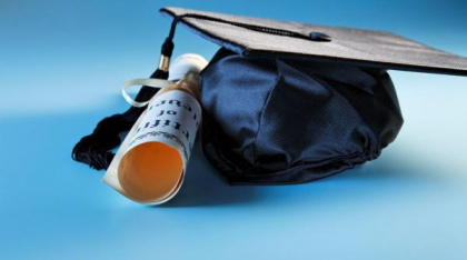 O universitate din China expulzează o studentă după o relație cu un străin