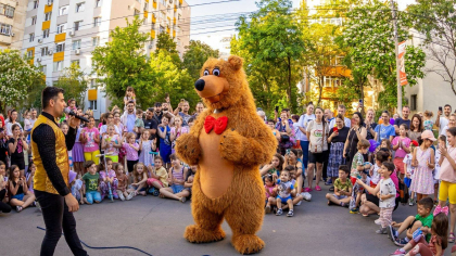 „Străzi deschise”, pe Calea Victoriei: Maşini retro, magie şi concert Irina Sârbu