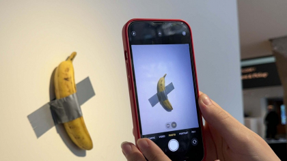 Banana lui Maurizio Cattelan a fost mâncată de un vizitator al expoziției. Aceasta era evaluată la câteva milioane de dolari