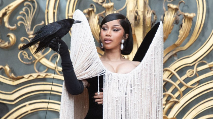 Cardi B a venit cu un corb pe covorul roșu: „Faceți liniște ca să nu îl speriați!”