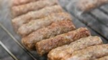 Mici făcuți în casă – rețeta tradițională. Cum se fac mititeii perfecți și ce trebuie să faci înainte de a-i pune pe grătar