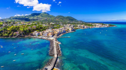 Oraș roman găsit sub golful Cartaromana, lângă Ischia. Turiștii îl pot vizita din bărci cu podea de sticlă
