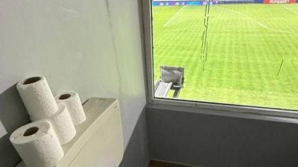 Stadionul din Clinceni are toaletă cu fereastră uriașă spre teren, în loja oaspeților. Aici se joacă meciuri din Superligă
