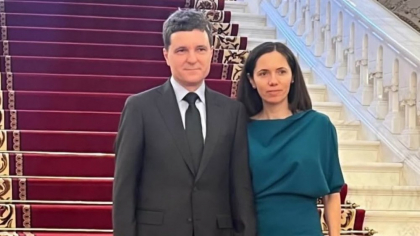 Partenera lui Nicușor Dan, îmbrăcată la dezbaterile candidaților la prezidențiale de Andreea Raicu. Cât costă ținutele