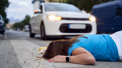 Un bărbat a încercat să își ucidă fosta iubită lovind-o cu mașina. Femeia mergea pe trotuar