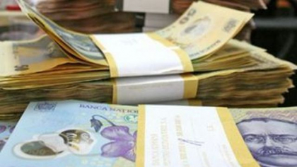 Băncile au stat cu marjele de câştig pe retail sub 3% în primele cinci luni din 2025, uşor mai scăzute decât în 2024. Bancherii nu au fost foarte darnici cu dobânzile plătite pentru economiile păstrate de români la bănci, aflate sub 5%, în timp ce dobânda medie la creditele retail noi în lei a fost între 7,3% şi 7,7%