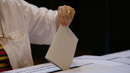 Partidele vechi, umilite în sondaje. 40.5% dintre alegători ar vota cu AUR (SONDAJ)