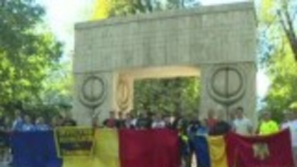 Ștafeta Veteranilor Invictus continuă prin țară. Voluntarii au pornit pe trei trasee, oprind la monumentele eroilor