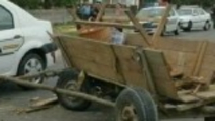 Un copil de 3 ani și o femeie au murit după ce au căzut dintr-o căruță și au fost loviți de un autocamion, în județul Cluj