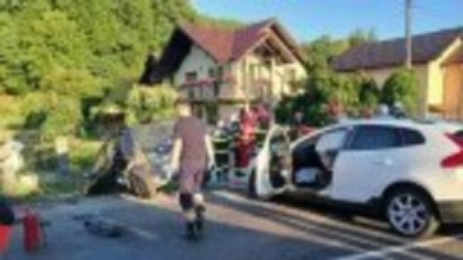 Băiatul de 3 ani care a murit în Vâlcea stătea în brațele mamei în mașină și a fost proiectat prin parbriz. Greșeala tatălui