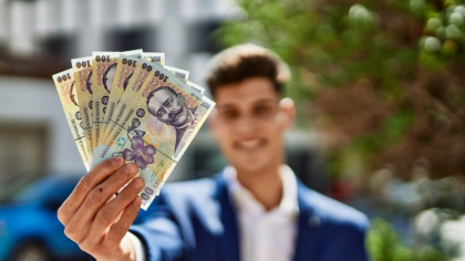 Bani de la stat pentru elevii și studenții care vor să-și cumpere un calculator. Cine beneficiază și ce condiții trebuie să îndeplinească