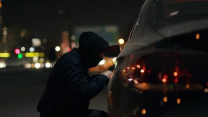 Patru tineri au reușit să fure, într-o singură noapte, geamurile oglinzilor retrovizoare de la 28 de mașini parcate în Sectorul 5