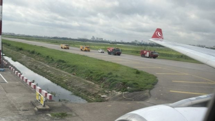 Momentul în care un avion Turkish Airlines ia foc imediat după decolare. Un român aflat la bord a surprins momentul: „Era o liniște de mormânt” | VIDEO