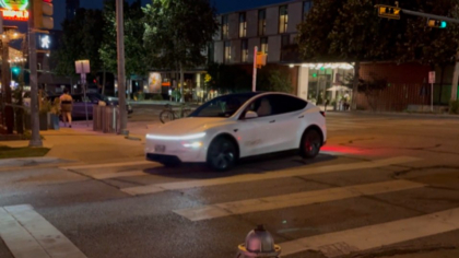 Taxiurile fără șofer ale lui Elon Musk încalcă deja regulile de circulație: au depășit limita de viteză și au intrat pe contrasens