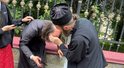 Lacrimi și sânge în Catedrala Mitropolitană „Pogorârea Sfântului Duh”! Preoți bătuți. Comunitatea românească suferă