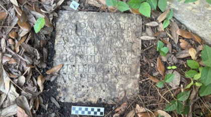 Un cuplu din New Orleans a descoperit în curtea casei piatra unui mormânt roman vechi de aproape 2.000 de ani