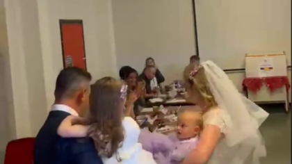 O româncă din Italia s-a dus la votare în ziua nunții cu bebelușul în brațe I VIDEO