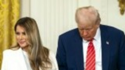 Melania Trump, apariție plină de eleganță la Casa Albă. Prima doamnă a elogiat-o pe Barbara Bush. GALERIE FOTO