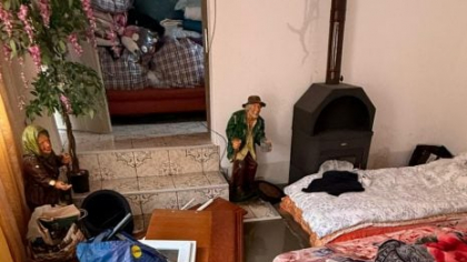 Drum național și locuințe inundate la Bocșa, județul Caraș-Severin. Pompierii îi ajută pe oameni să scoată apa din case