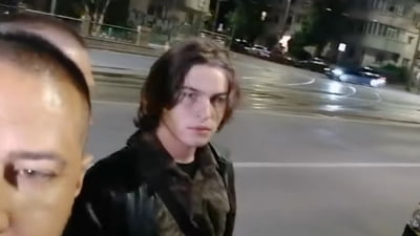 Tânăr luat pe sus de bodyguarzii AUR, după ce a întrerupt discursul lui George Simion. L-a făcut fascist pe liderul AUR. „Cheamă Poliția, că-i drogat!” VIDEO