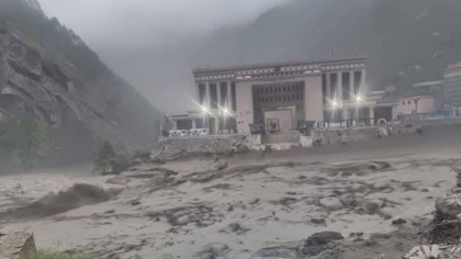 Principalul pod care lega Nepal de China, distrus de inundații. Cel puțin 18 persoane dispărute