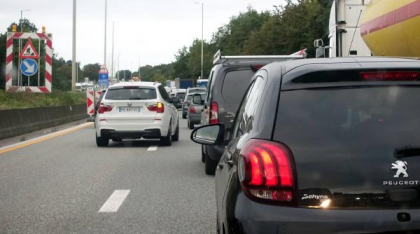 "Regula fermoarului" a fost adoptată tacit. Nerespectarea acesteia aduce şoferilor amenzi din clasa I de sancţiuni