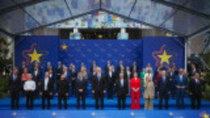 Start neobișnuit la summitul CPE din Tirana. Cei mai puternici oameni din Europa, transformații în bebeluși de AI