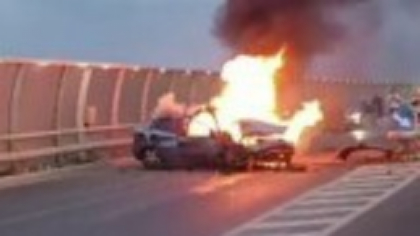 Un șofer de 26 de ani din Constanța a ajuns la spital în stare gravă, după ce a produs un accident, iar mașina i-a luat foc