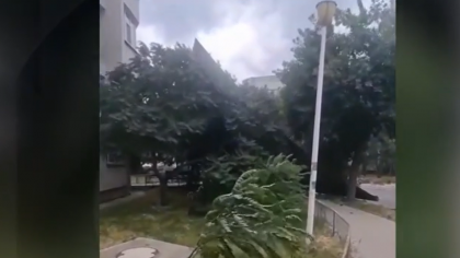 Furtunile au făcut prăpăd în mai multe zone din România. Un tânăr de 18 ani a murit după ce un fulger i-a lovit casa
