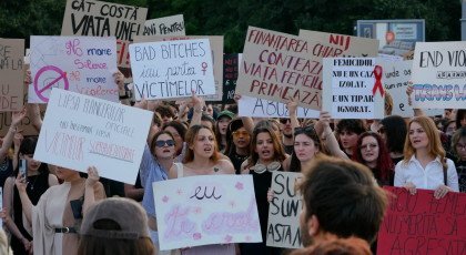 Peste 1.000 de persoane, la protestul împotriva femicidului organizat în Piața Victoriei, după crima oribilă din Prahova: „Când misoginii scriu legi, agresorii sunt protejați”