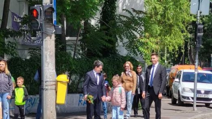 Nicușor Dan, surprins în timp ce-și ducea fetița la școală, chiar a doua zi după ce a câștigat alegerile (FOTO)