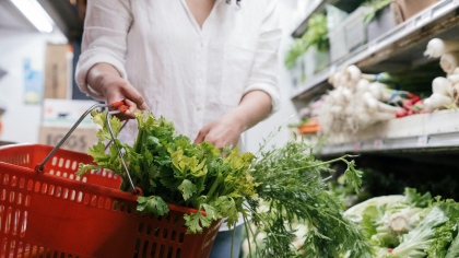 Ce pun românii în coșul de la supermarket. Preferințe diferite de la o zonă la alta, însă o legumă este aproape nelipsită